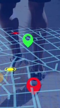 Kılavuz, Afrika kökenli Amerikalı bir adama karşı navigasyon haritası şeması üzerinde çalışıyor. gps ve navigasyon kavramı