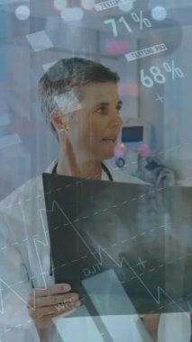 Çeşitli doktorlar üzerinde veri işleme animasyonu. Küresel tıp, bağlantılar, hesaplama ve veri işleme kavramı dijital olarak oluşturulmuş video.