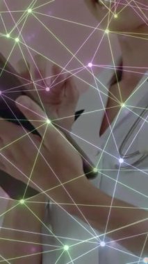 Tablet kullanan beyaz kadın doktor üzerinden bağlantı ağının animasyonu. Küresel tıp, ağlar, dijital arayüz, hesaplama ve veri işleme kavramı dijital olarak oluşturulmuş video.