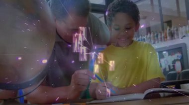 Öğretmen, öğrenci el kitabına kalem yerleştiriyor. Eğitim kitabına pembe ışıklarla yazı yazıyor. Akıl hocalığı, eğitim, çocukluk, yaratıcı öğrenme, sınıf, sanal etkiler, ilham