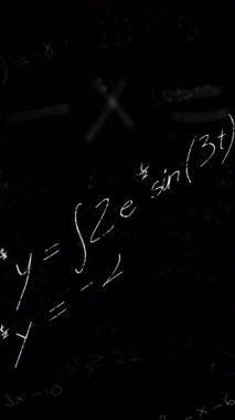 Siyah zemin üzerinde akan çoklu matematiksel formüllerin animasyonu. Eğitim kavramının dijital ortamda çözülmesi sorunu.
