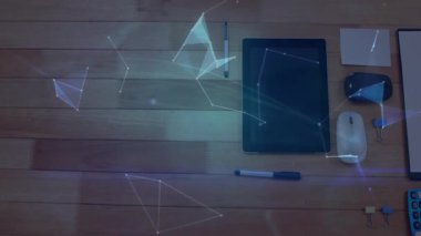 Masaüstü üzerinde beliren yarı saydam üçgenler sürükleniyor, verileri gösteren dönen bir küre şeklinde birleştiriliyor. Gelecek, teknoloji, yenilik, bağlantı, dijital, soyut, çalışma alanı
