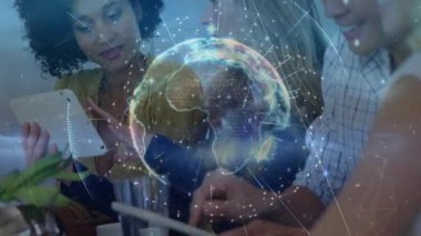 İşletme ekibi tableti işaretliyor ve sanal dünyayı planlamak için ağ verilerini çeviriyor. İşbirliği, teknoloji, yenilik, fütürizm, iletişim, bağlantı, girişim