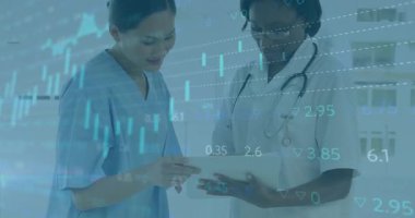 Doktor sağlık ölçümlerini incelerken hemşirelerin tableti tıkırdatması ve şamdan şemasını başlatması. Tıbbi ekip çalışması, sağlık teknolojisi, veri analizi, klinik işbirliği, dijital sağlık, hasta bakımı, teşhis araçları