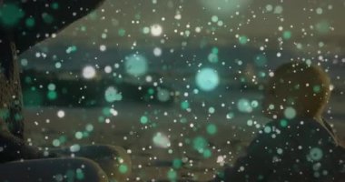 Gün batımında kumsalda kum kepçeleyen bir kadın, anne-babadan gelen tahıllar, oğul takibinin üzerine dökülüyor. Aile, bağ, sükunet, rahatlık, miras, doğal, yürekten.