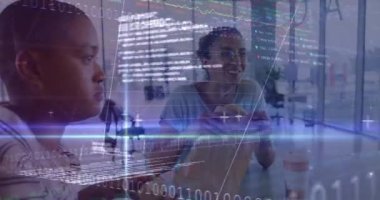 Mali analistler sandviç paketlerini ve tarama çizelgelerini açarken kod örtüsü ortaya çıkıyor. İşbirliği, analiz, dijital, modern, ağ oluşturma, yenilik, gelişigüzel