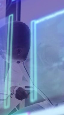 Grafiklerin animasyonu, ofisteki dizüstü bilgisayarda çalışan düşünceli Afro-Amerikan adam yerine dünya. Dijital bileşik, çoklu pozlama, küreselleşme, rapor, iş dünyası, soyut ve teknoloji kavramı.