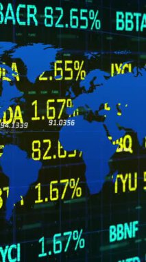 Haritadaki rakamlar ve bilgisayar dilinin soyut arka planla karşılaştırıldığında işlem tahtası animasyonu. Dijital olarak üretilmiş, hologram, illüstrasyon, küresel, borsa, kodlama ve teknoloji kavramı.