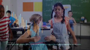 Sınıf arkadaşları coğrafya dersine hazırlanırken tekerlekli sandalyedeki kızın tablet tutmasına neden olan dalga. İşbirliği, eğitim, çeşitlilik, takım çalışması, çocukluk, öğrenme, toplum