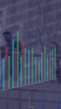 Şehir manzarası üzerinde finansal veri işleme animasyonu. küresel finansman, bilgisayar ve dijital arayüz kavramı dijital olarak oluşturulmuş video.