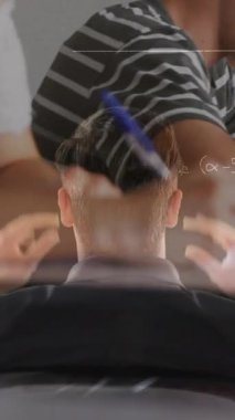 Matematik formüllerinin animasyonu okulda öğrenen çeşitli öğrencilerin üzerinde hareket ediyor. öğrenim, okul, eğitim ve teknoloji konsepti dijital olarak oluşturulmuş video.