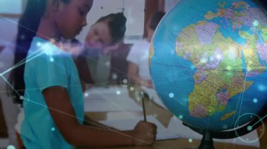 Ağ olarak öğretmen rehberliğinin eğitim için dünya çapında animasyonları kaplamasına neden olan yazı kağıdı. Eğitim, işbirliği, dijital öğrenme, sınıf, öğrenci odağı, akademik, etkileşimli