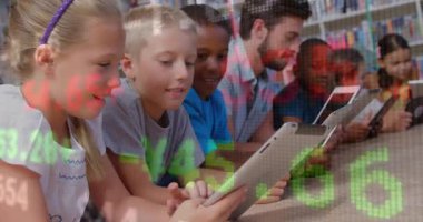 Eğitimci ve çocuklar kütüphanedeki tabletleri tıkırdatıyor. Öğrenmek için stok verilerini kaydırmaktan kaynaklanıyor. Eğitim, teknoloji, işbirliği, etkileşimli, öğrenme, modern, çocuklar