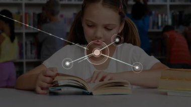 Eğitim kütüphanesinin sayfalarını çeviren liseli kız, veri ağını dallandırma düğümleriyle örtüyor. Öğrenme, bağlantı, eğitim, teknoloji, işbirliği, yenilik, merak