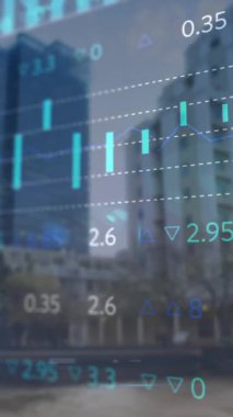 Şehir manzarası üzerinde veri işleme animasyonu. küresel iş, finans ve dijital arayüz kavramı dijital olarak oluşturulmuş video.