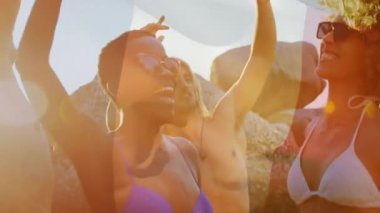 Arkadaşlarına rehberlik eden bir kadın mercekli seyahat reklamı için kollarını kayalara uzatıyor. Tatil, macera, arkadaşlık, boş zaman, açık hava, canlı, enerjik