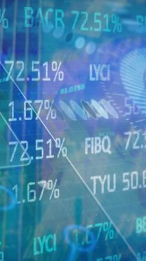 Şehir manzarası üzerinde veri işleme animasyonu. küresel iş, finans ve dijital arayüz kavramı dijital olarak oluşturulmuş video.