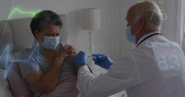 Doktor, hayati belirtileri değişirken, önce maskeli hastadan örnek alıp aşıyı enjekte ediyor. Tıbbi, sağlık, aşı, klinik, tedavi, tanı, sağlık