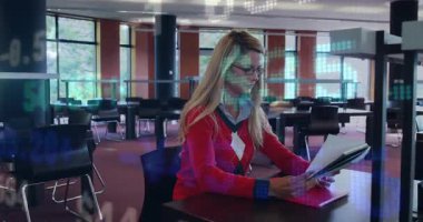 Çalışma salonuna giren ve klasörü açan kadın, verileri animasyonlu kaplamalarla doğrulayan sayfaları tarıyor. Profesyonel, eğitim, araştırma, belgeleme, analitik, çalışma alanı, akademik