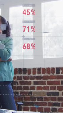 Ofiste akıllı telefondan konuşan iş kadınının finansal veri işleme animasyonu. küresel iş, finans, bağlantılar ve dijital arayüz konsepti dijital olarak oluşturulmuş video.