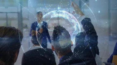 İş toplantısı sırasında kaldırılan ellere yanıt verirken holografik küreyi döndüren sunucu. Teknoloji, sunum, veri, yenilik, ağ, şirket, iletişim