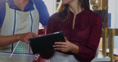 Dükkan sahipleri tableti göstererek hareketli bar çizelgelerini ve perakende analizindeki çizgi grafiklerini aktifleştiriyor. Analizler, işbirliği, teknoloji, veri görselleştirme, küçük işletme, iletişim, profesyonel