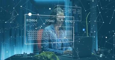 Kadın sunucu odasında dizüstü bilgisayardan komutlara giriyor. Analiz için AR sayısal panellerini etkinleştiriyor. Teknoloji, veri, analiz, sibernetik, dijital, yenilik, gelecekçi