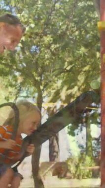 Beyaz bir babanın dijital bileşimi oğlunu salıncakta sallarken arka planda yeşil çimenler belirtirken gülümsüyor.