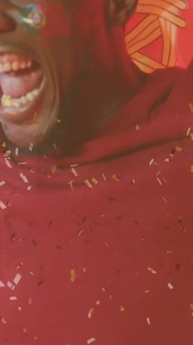 Afro-Amerikan futbolcunun üzerine düşen konfeti animasyonu Portekiz bayrağıyla kutlanıyor. Spor, rekabet, kazanma ve kutlama konsepti dijital olarak oluşturulmuş video.