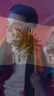 Arjantin bayrağı üzerinde çeşitli erkek destekçilerin canlandırılması. Küresel vatanseverlik, kutlama, spor ve dijital arayüz kavramı dijital olarak oluşturulmuş video.