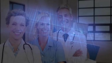 Tıbbi ekip klinikte gülümserken dijital şebeke veri içgörülerini tarıyor. Sağlık, takım çalışması, teknoloji, profesyonel, yenilik, tanı, kesinlik