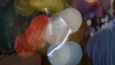 Eğlence reklamında Bokeh Drift 'li bir kadın gece kulübü barında bardaklarını yudumluyor. Gece kulübü, gece kulübü, sosyal, cazibe, ortam, parti, akşam