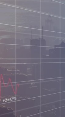 Şehir manzarası üzerinde finansal veri işleme animasyonu. Küresel iş, finans, veri işleme ve dijital arayüz kavramı dijital olarak oluşturulmuş video.