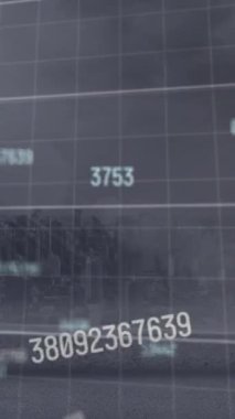 Bulutlu gökyüzüne karşı birden fazla grafik ve şehir manzarası üzerinde numaraların değiştirilmesi. Dijital bileşik, çoklu pozlama, rapor, iş, büyüme, mimari ve gökdelenler kavramı.