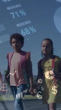 Çeşitli okul çocukları üzerinde finansal veri işleme animasyonu. Küresel iş, finans, bilgisayar ve veri işleme kavramı dijital olarak oluşturulmuş video.