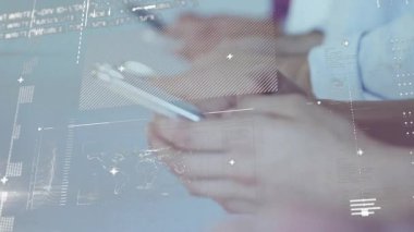 Telefonlar dinlenirken, eller çubukları kaydırırken, sistem çalıştığını gösteren analizler başlatılıyor. Teknoloji, işbirliği, veri görselleştirme, dijital arayüz, modern çalışma alanı, profesyonel, analitik