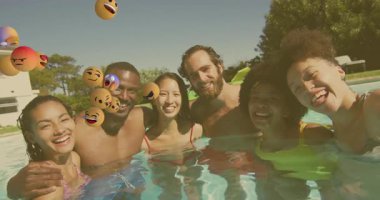 Pazarlama için bilardodaki beş arkadaş emoji baloncukları başlatıyorlar. Üzerlerinde sürükleniyor, el sallıyorlar. Eğlence, eğlence, kutlama, yoldaşlık, canlı, açık hava, rahatlama.