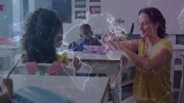 Öğretmen diz çökmüş işaret alıştırması yapıyor, öğrenci jestleri yapıyor ve ağ dünyası çöküyor. Eğitim, akıl hocalığı, iletişim, etkileşimli, öğrenme, dijital, küresel