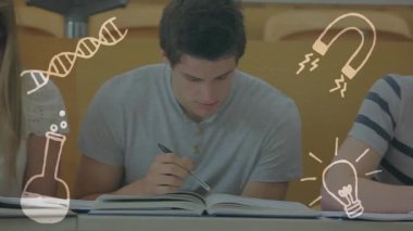 Öğrenciler konferans salonunda notlar yazıyorlar yüzen bilim simgelerini başlatıyorlar ve meslektaşlarına rehberlik ediyorlar. Eğitim, işbirliği, takım çalışması, beyin fırtınası, öğrenme, akademik, yenilik