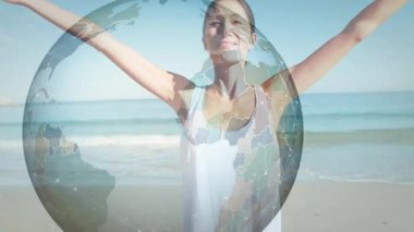 Sıhhatli katılımcı güneşli deniz kıyısında kollarını kaldırarak, sağlıklı bir içgörü için dönen dünyayı ortaya çıkarıyor. Sağlık, dinginlik, bağlantı, uyum, ilham, farkındalık, yenilik