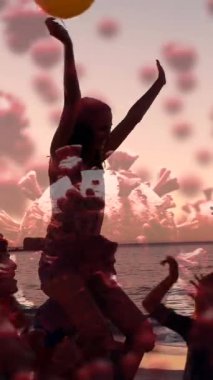 Covid-19 hücrelerinin animasyonu plajda parti yapan çok ırklı bir grup insanın üzerinde yüzüyor. Coronavirus Covid-19 pandemik konsept dijital bileşik