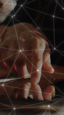 Tablet kullanan Kafkas iş kadını üzerinden veri ve bağlantı ağının animasyonu. Küresel iş, ağlar, dijital arayüz, hesaplama ve veri işleme kavramı dijital olarak oluşturulmuş video.