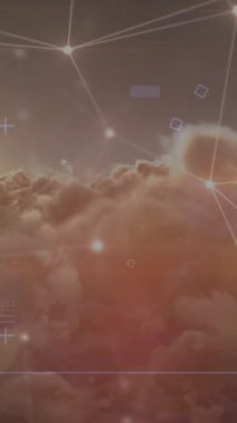 Bulut ve arkaplan üzerinde dijital simgelerle bağlantı ağının animasyonu. Dijital arayüz teknolojisi ve ağ konsepti dijital olarak oluşturulmuş video bağlantıları.