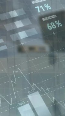 Depodaki paketlerin üzerinden finansal veri ve grafiklerin animasyonu. ticaret, dağıtım hizmetleri, ekonomi ve teknoloji dijital olarak üretilmiş video.