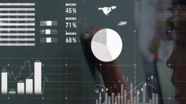 Saydam camlara matematik yazan kadın çizgi grafikleri, ölçümler ve çizelgeler çizerek analitiği canlandırıyor. Gelecekçi, veri görselleştirme, kurumsal, dijital, profesyonel, modern, analitik