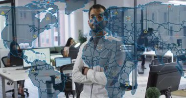 Holografik haritayı başlatan adam açık planlı ofis masaları etrafında veri kümelerini vurguluyor. İşbirliği, yenilik, teknoloji, çalışma alanı, dijital, ağ oluşturma, modern