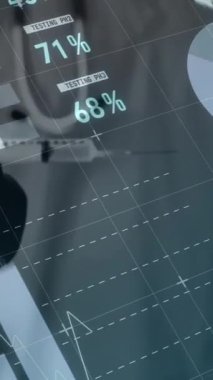 Şırınga tutan erkek doktorun veri işleme animasyonu. Küresel tıp, aşı, sağlık ve veri işleme kavramı dijital olarak oluşturulmuş video.