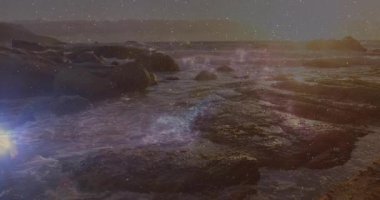 Hafif dalgalar kayaların, köpüklerin ve parıldayan lenslerin üzerinde dalgalar oluşturur. Kıyı, manzara, dinginlik, yansıma, doğal, deniz, huzur