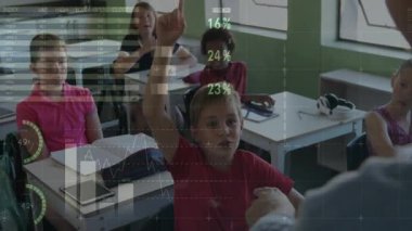 Kırmızı polo oynayan çocuk, öğretmen ararken yüzdelik çizelgesine başlıyor. Öğrenci, eğitim, dijital, analitik, sınıf, gençlik, teknoloji