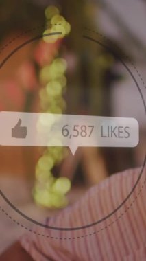 Sahilde gülümseyen Afrikalı Amerikalı kadınlara karşı artan sayıdaki ikonlar gibi. Sosyal medya ağı ve tatil kavramı